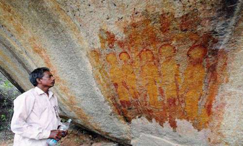 Một trong những bức tranh được vẽ trên các hang động ở Charama, Ấn Độ.