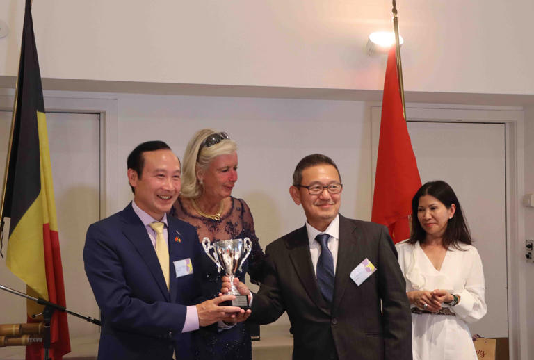 Ban Tổ chức Giải golf Ambassador’s Cup 2022 trao cúp cho một người thắng cuộc. (Ảnh: Hương Giang/TTXVN)