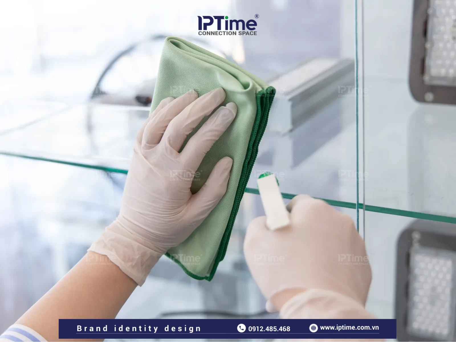 Thi Công Quảng Cáo Với Mẹo Tẩy Keo Trên Kính Hiệu Quả